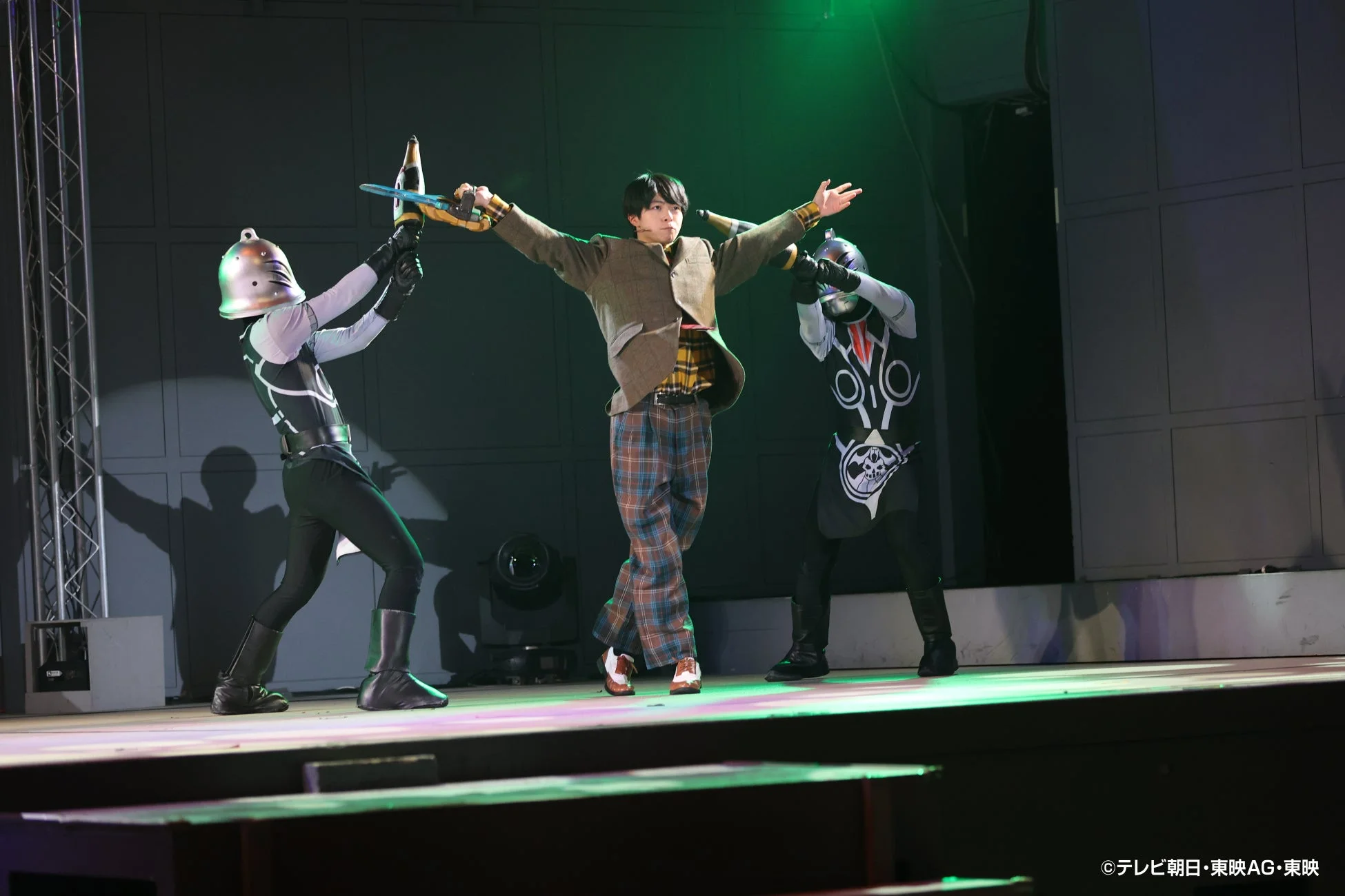 舞台上で共演するキャラクターたち