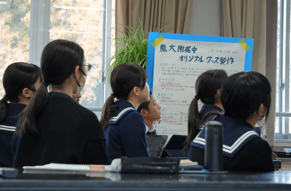 授業風景：生徒たちが集中して話を聞く様子