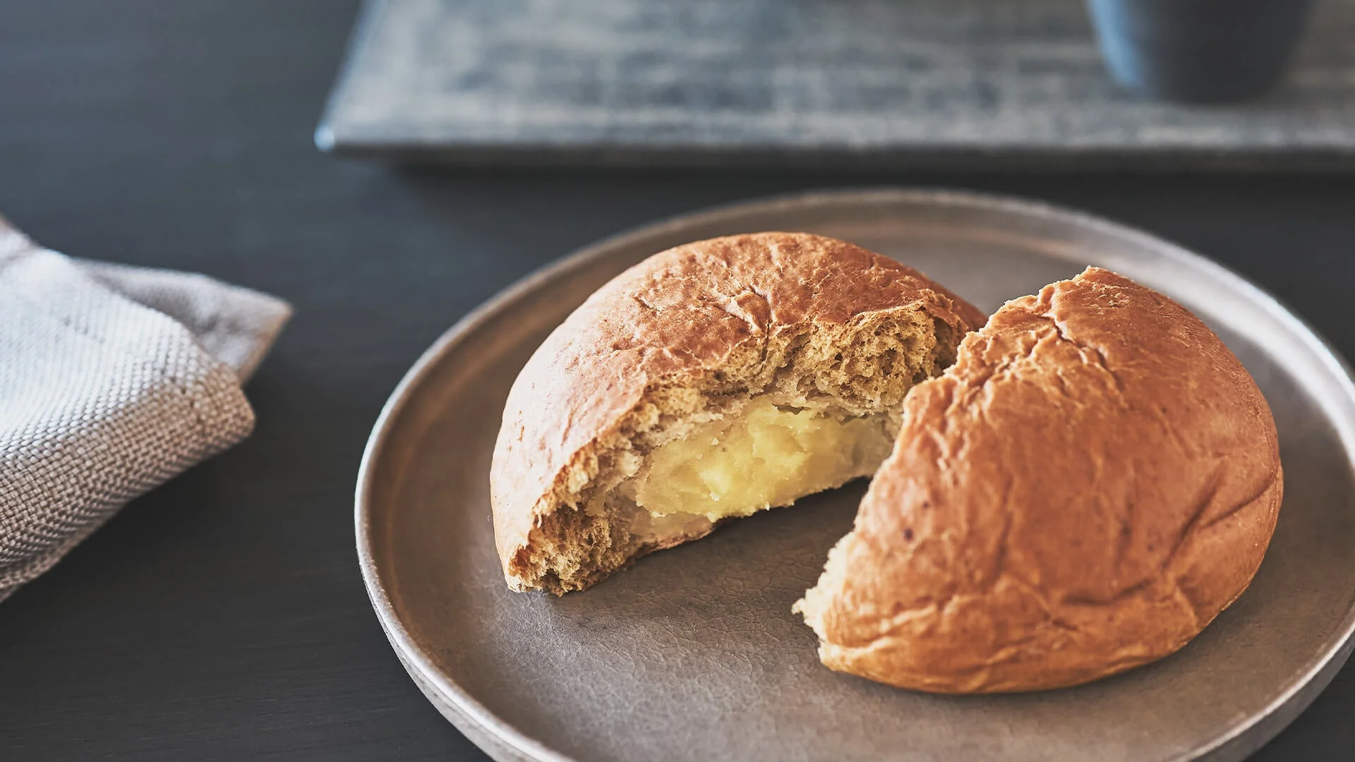 半分に割られた菓子パンの画像