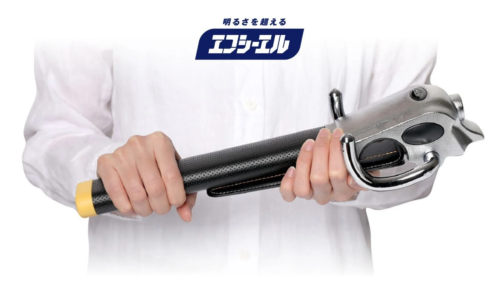 ハンドルロックを持つ手