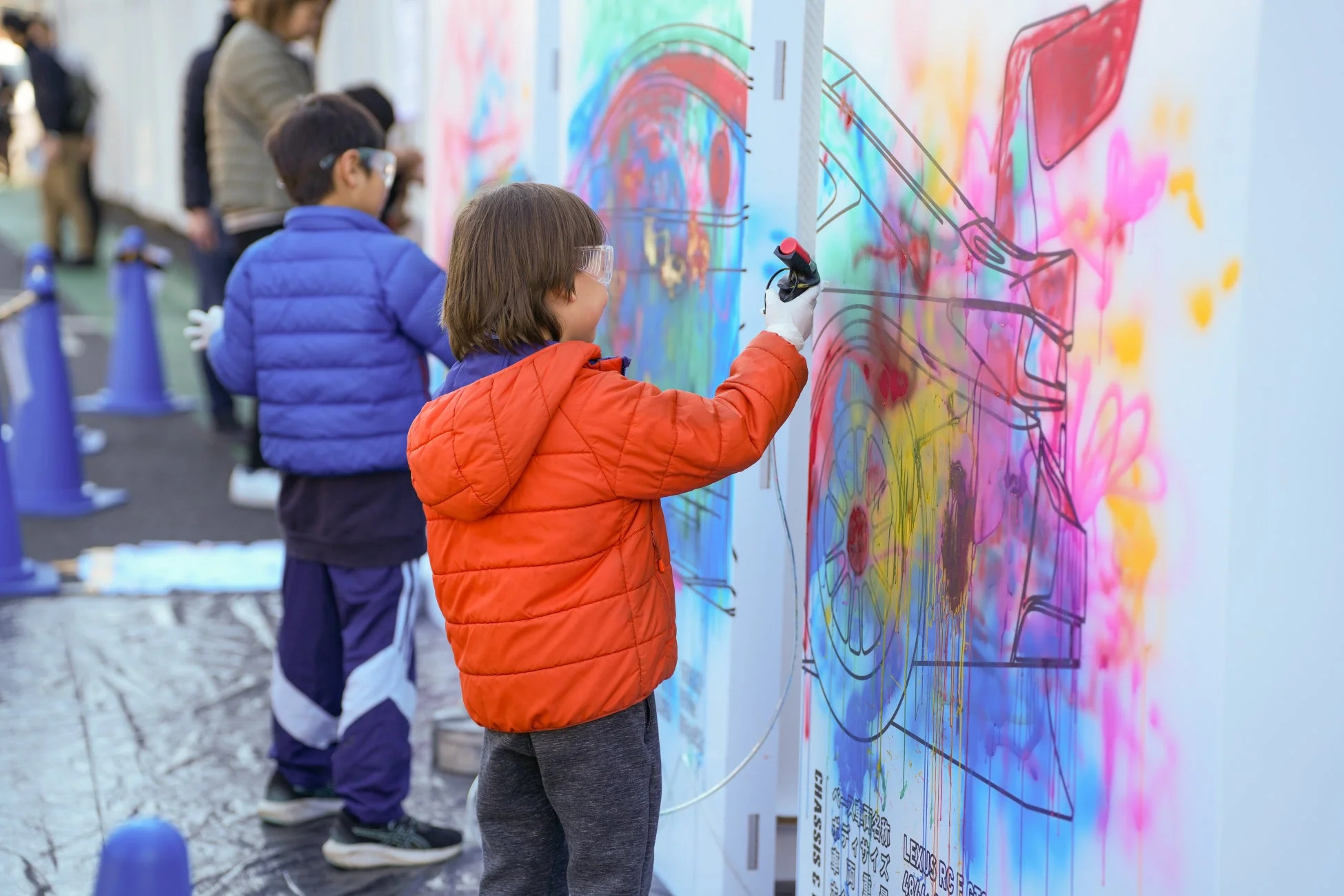 子供がスプレーアートを楽しむ様子