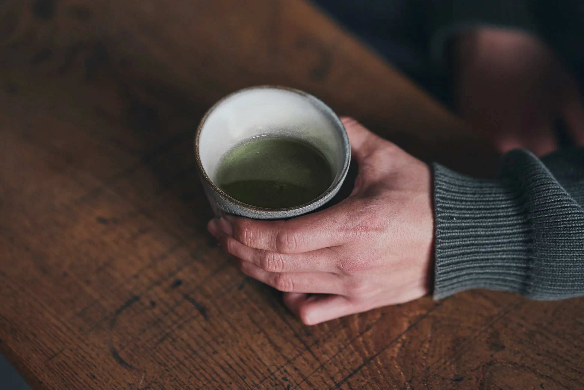 抹茶を飲む様子