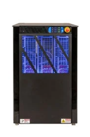 黒い筐体で、中央に青く光る3つのパネルを持つ装置