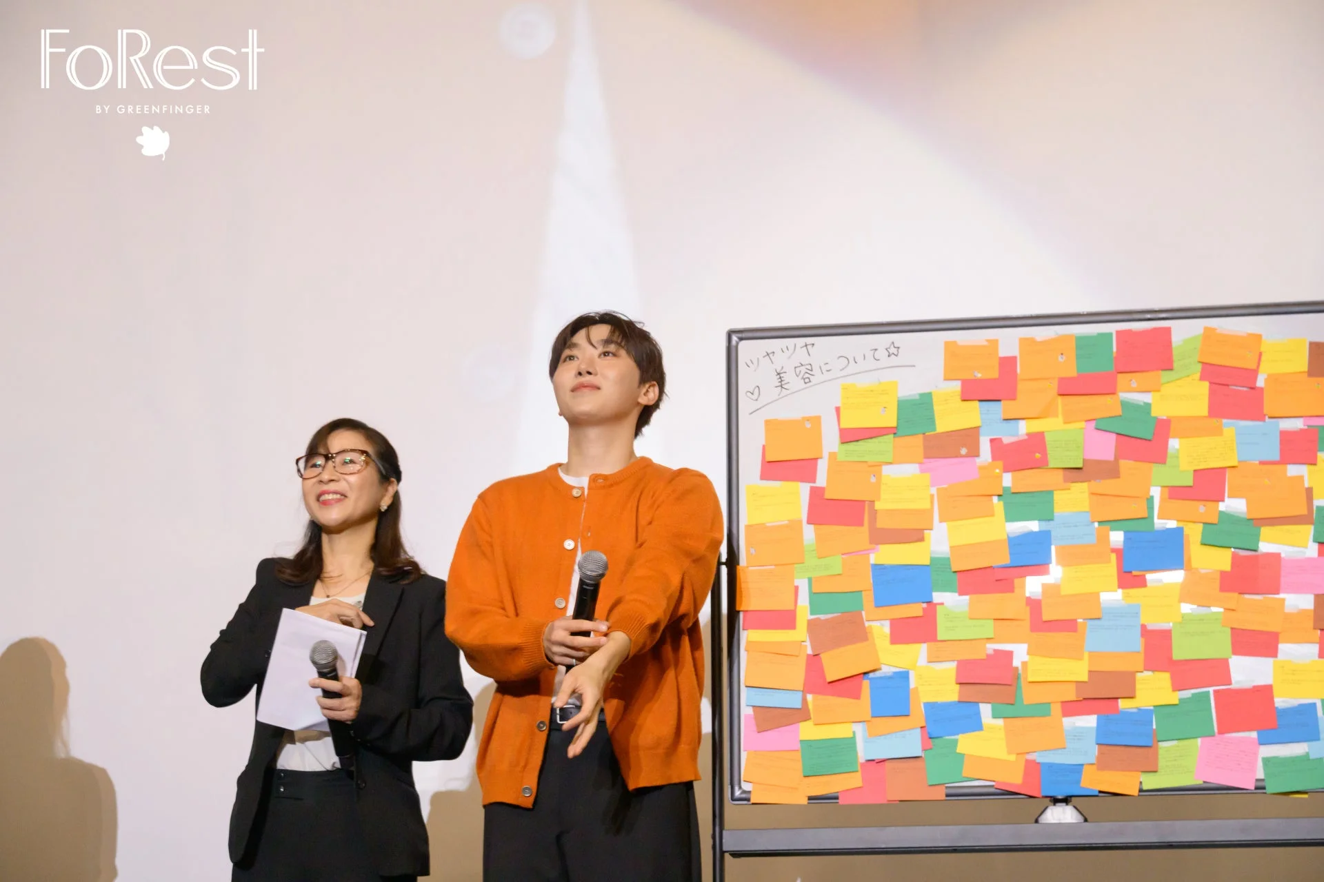 イベントでトークするSEUNGKWANさんと司会