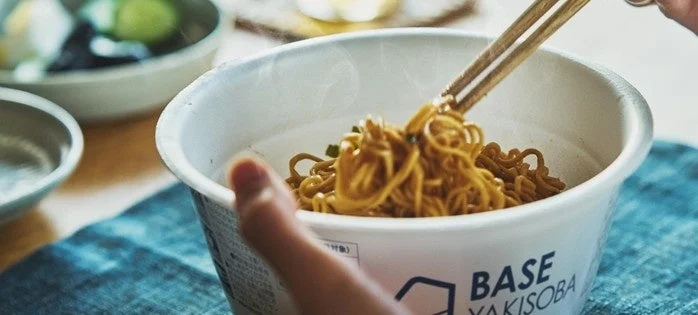 インスタント焼きそば、焼きそば、カップ麺、麺類、食事、食べる、箸、湯気、日本食、手軽