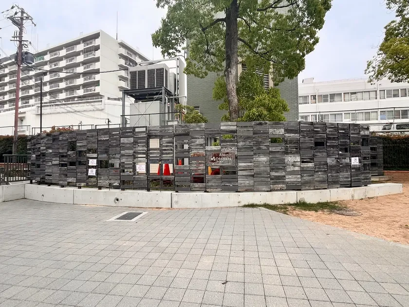 穴だらけの板張りの外壁