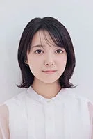 白いシャツを着た短髪の日本人女性のポートレート