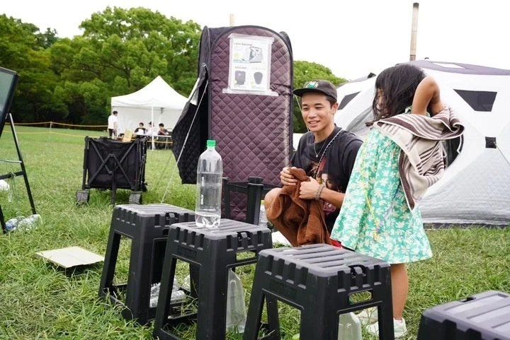 テントサウナを楽しむ人々