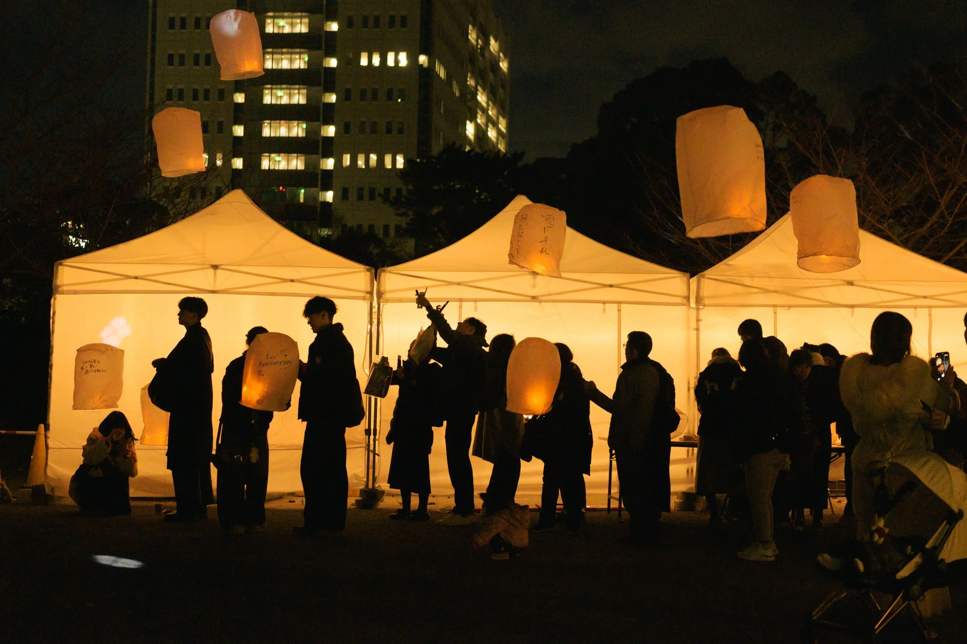 スカイランタンと人々