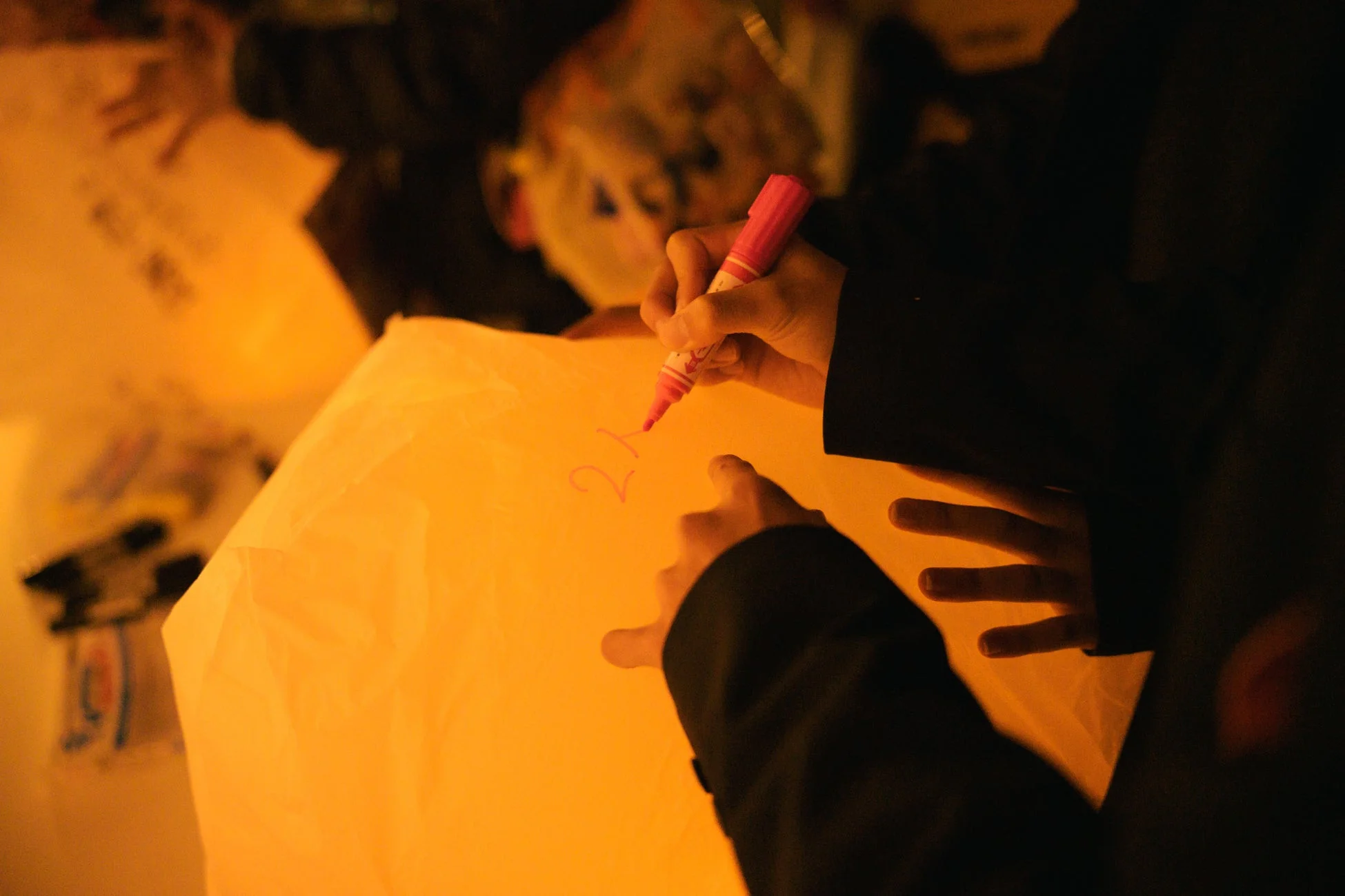 ランタンに書く手