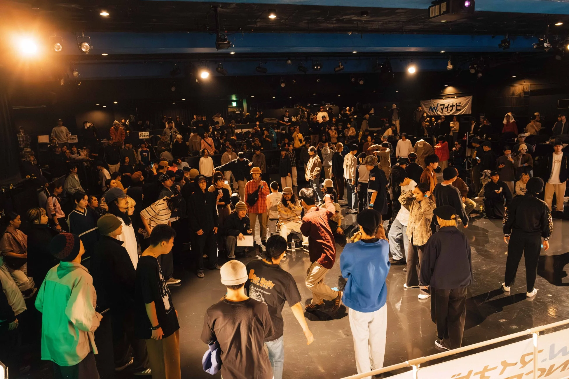 多くの若者が集まる室内イベント