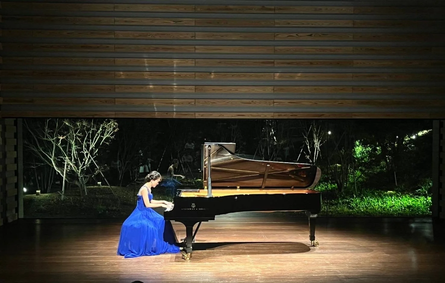 ステージで演奏する宋 和映さん