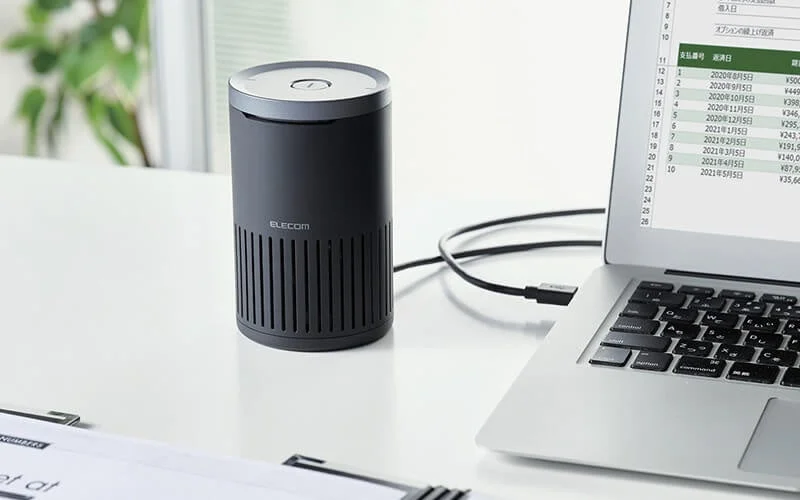 デスクでUSBケーブルでノートパソコンに接続されたデバイス