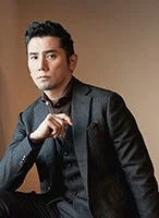 ダークスーツを着用した日本人男性のポートレート