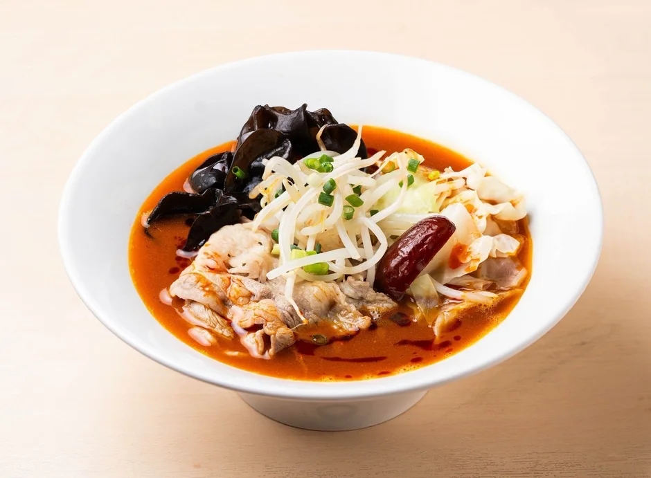 豚肉、もやし、キクラゲ、キャベツなどが入った麻辣湯