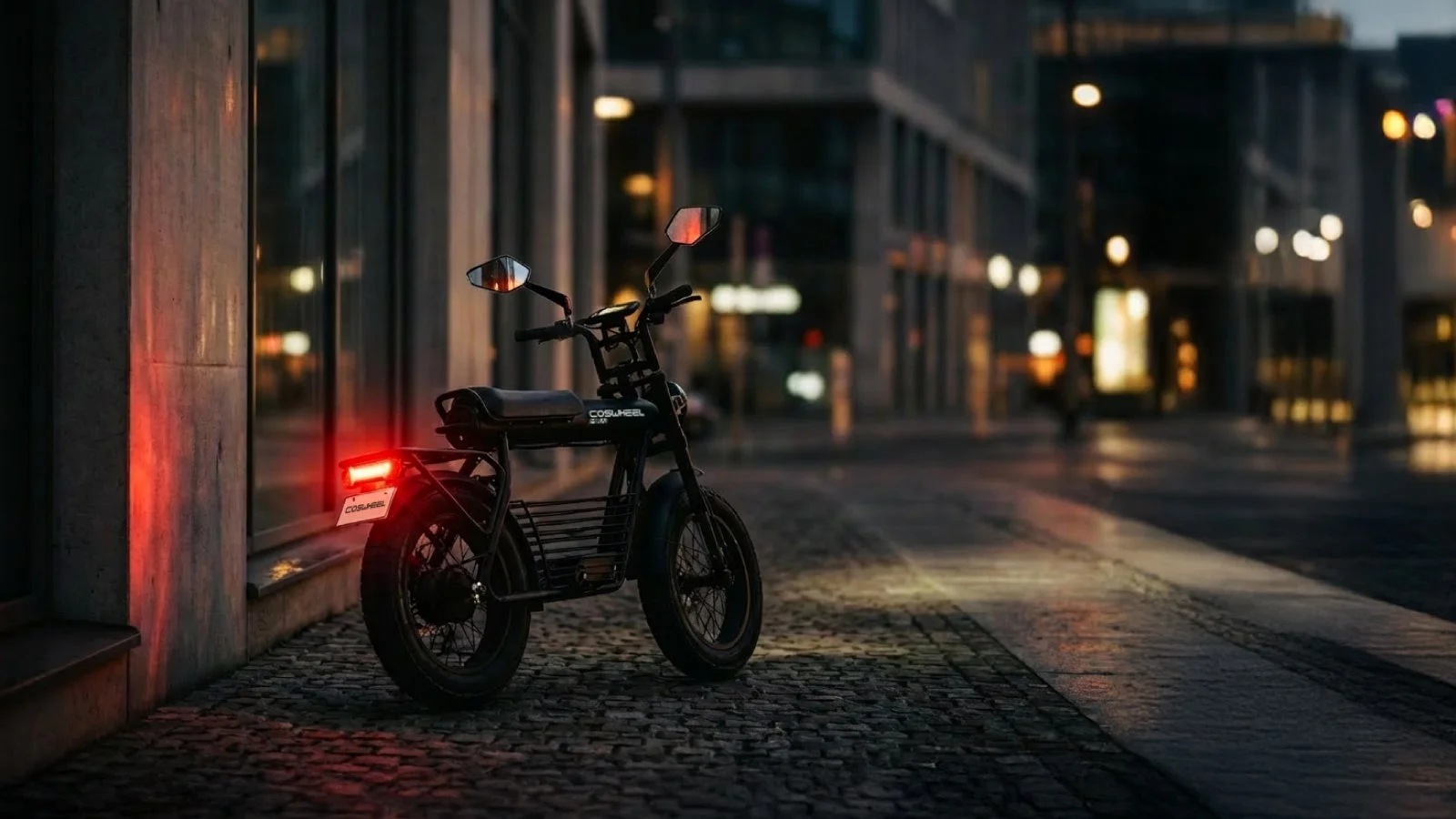 電動バイク,オートバイ,夜景,街,都市,ストリート,夕暮れ,レンガ道,乗り物,交通,ライト