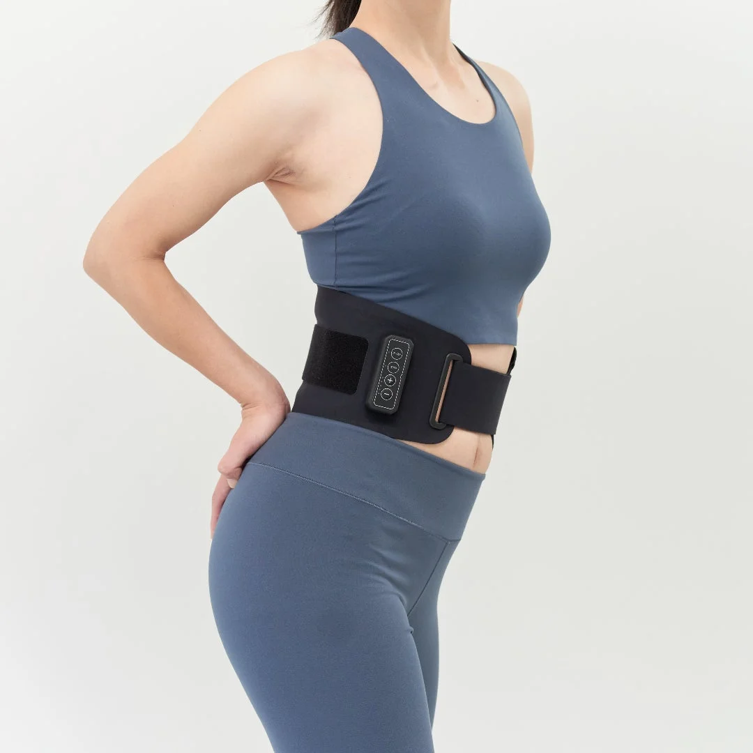 ブーストブレスベルトを着用した女性