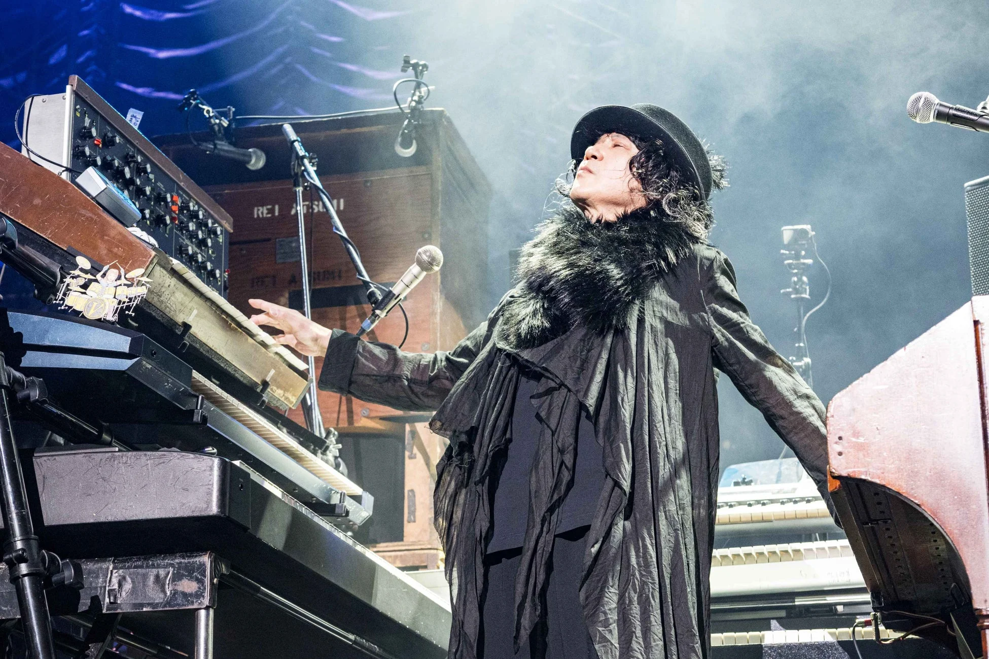 ステージ上でキーボードを演奏するミュージシャン