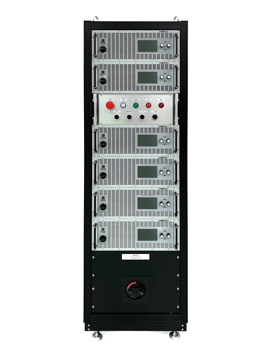 複数の電源ユニットやアンプが縦に積まれたラック型の電子機器