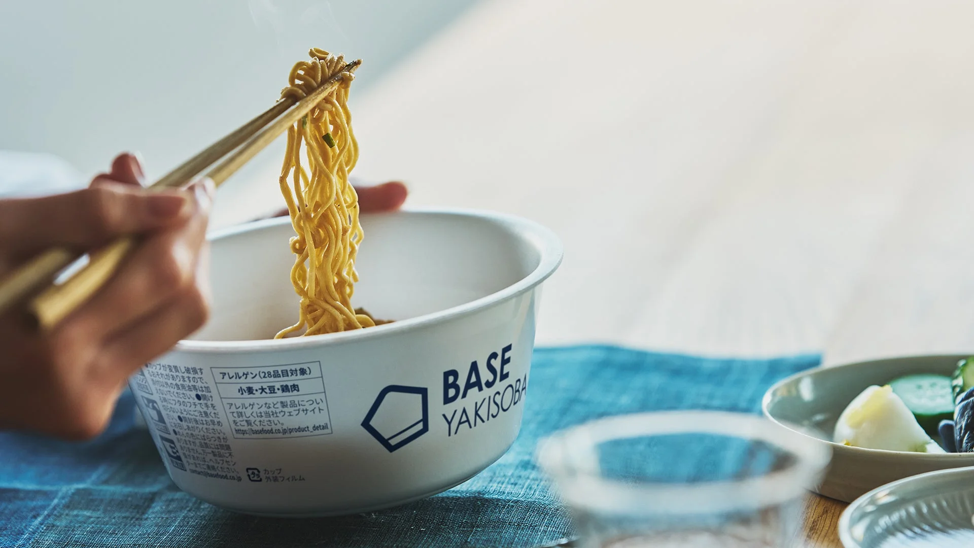 焼きそば、カップ麺、食事、箸、BASE FOOD、インスタント食品、健康食品、湯気、副菜、ライフスタイル