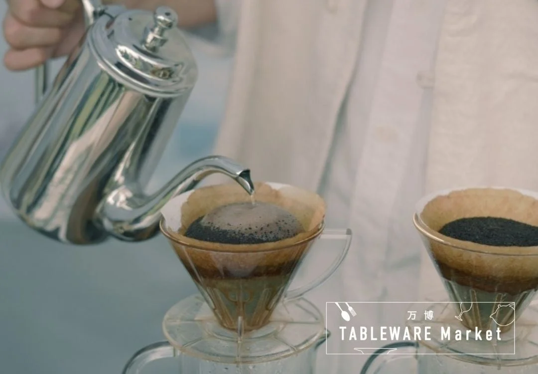 ハンドドリップでコーヒーを淹れる様子