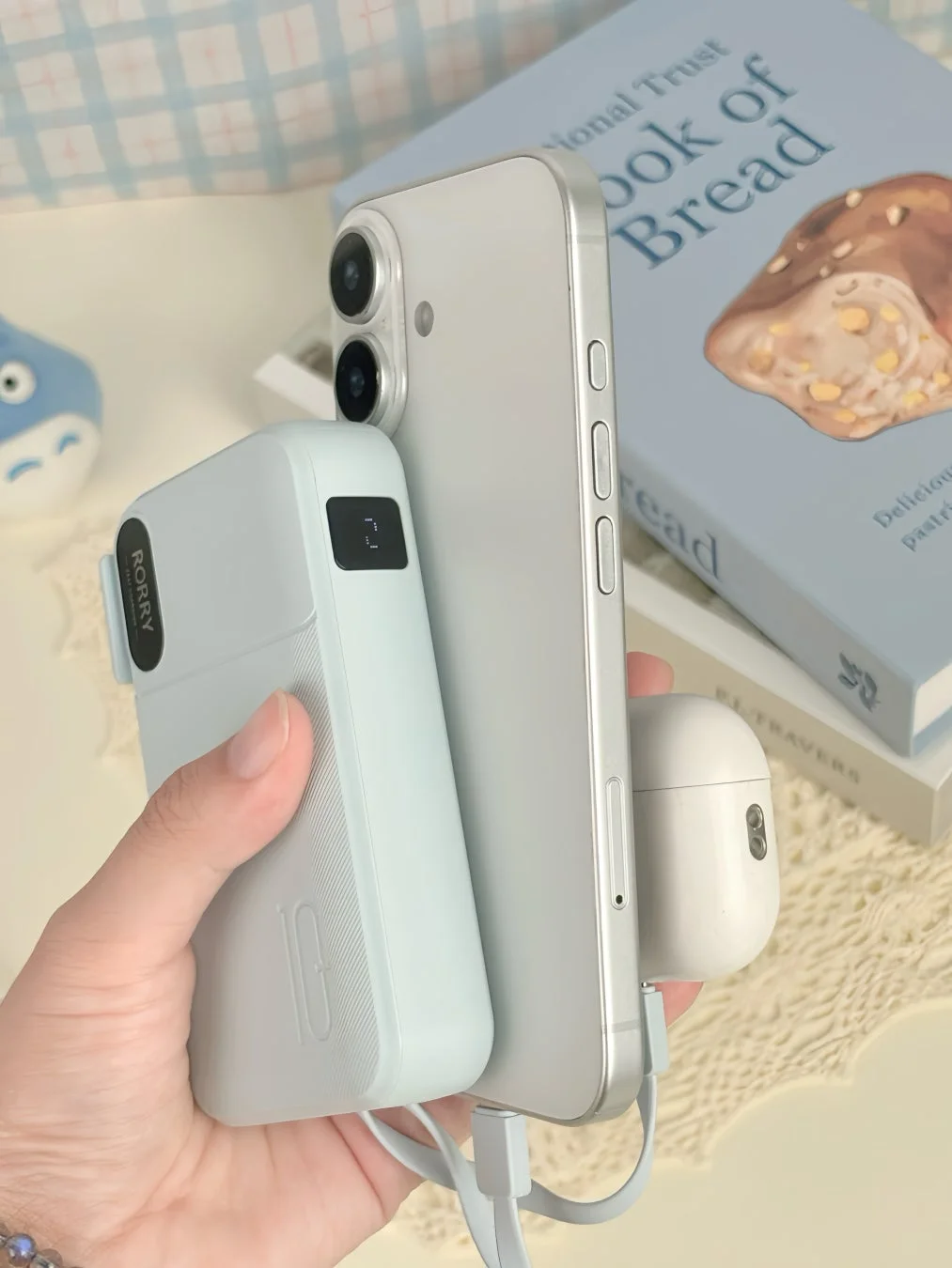 ライトブルーのモバイルバッテリー