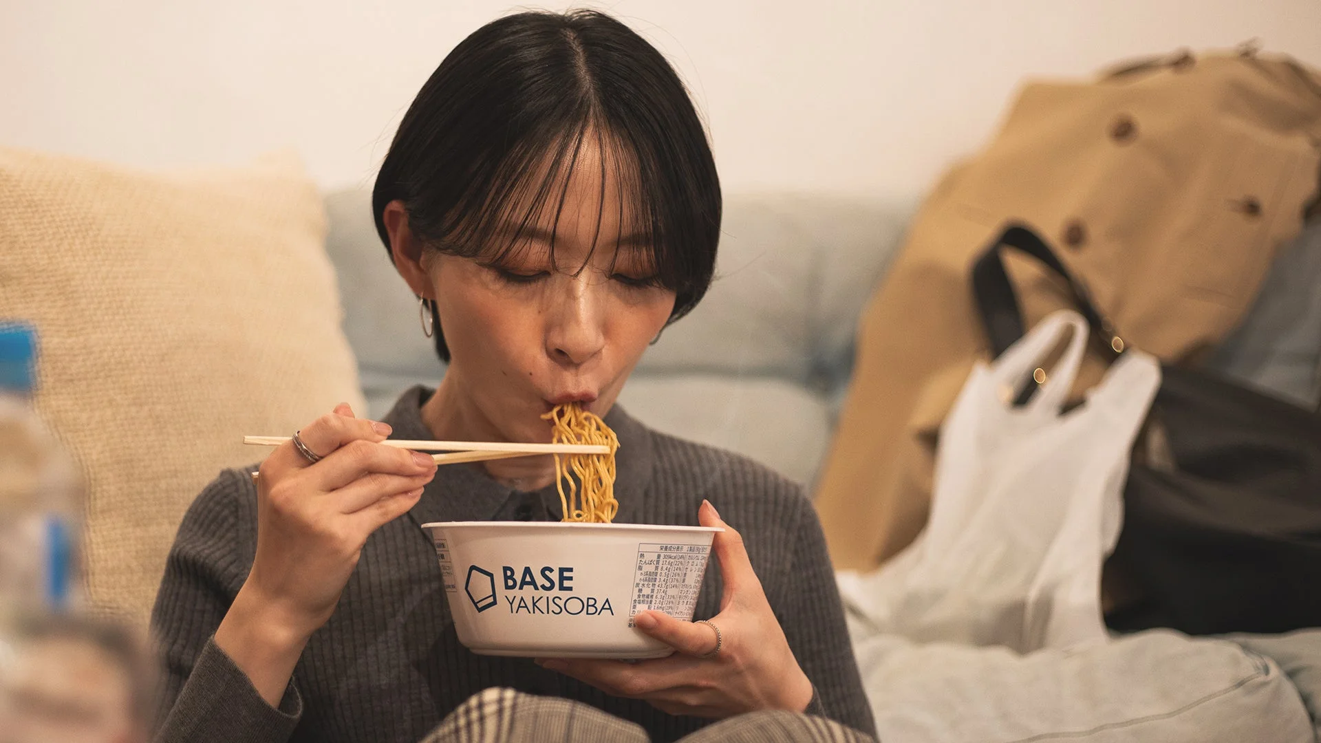 女性、食事、焼きそば、カップ麺、箸、部屋、カジュアル、インスタント食品、食べる