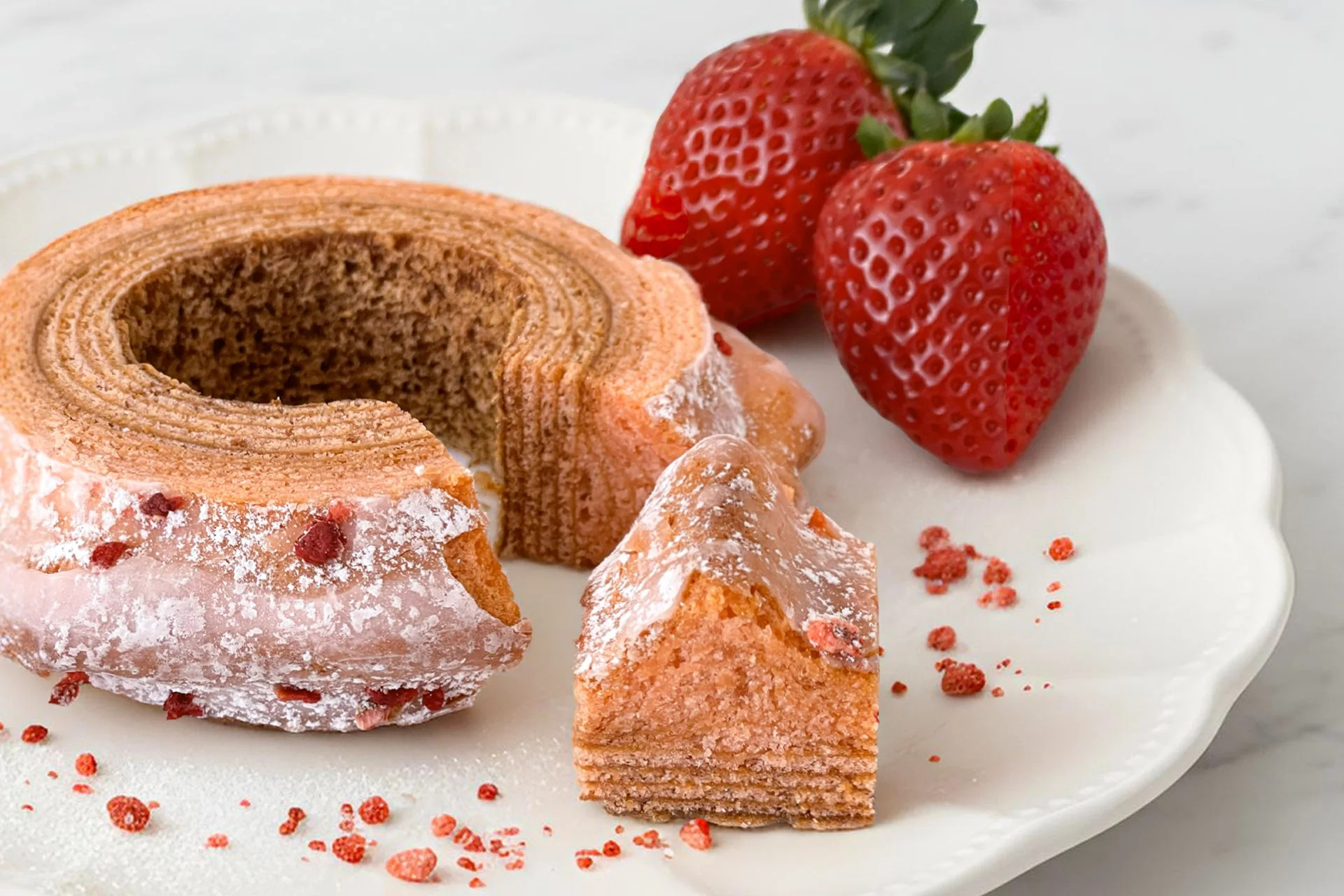 あまおうブレヴァンの断面と苺