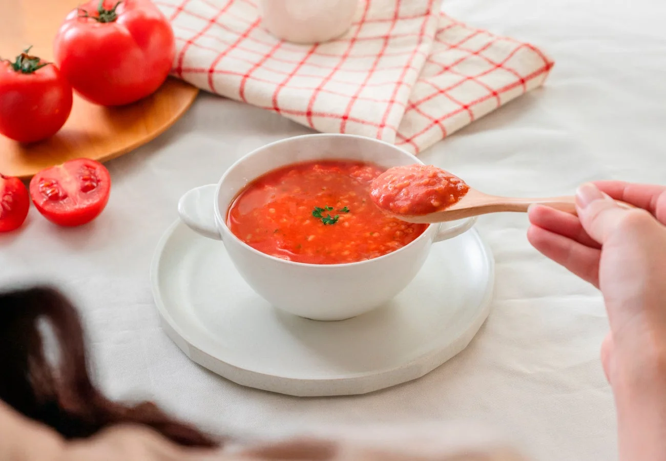 トマトスープをスプーンで掬う様子