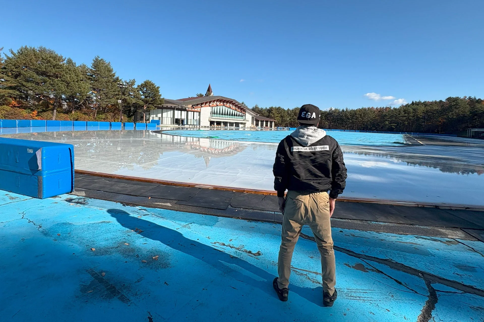 富士急ハイランド コニファーフォレストを視察する江頭2:50とブリーフ団3