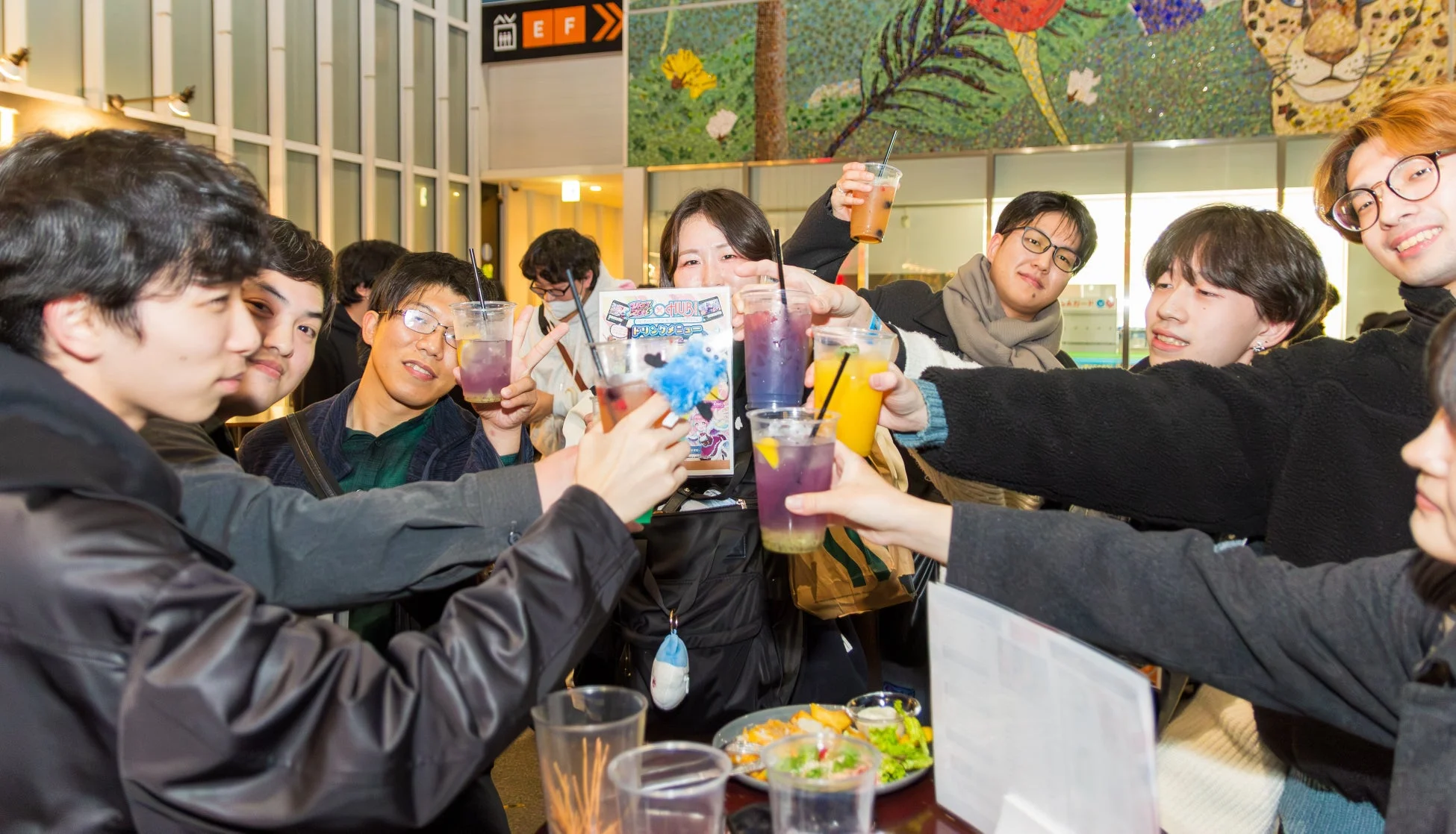 HUBで乾杯する若者たち
