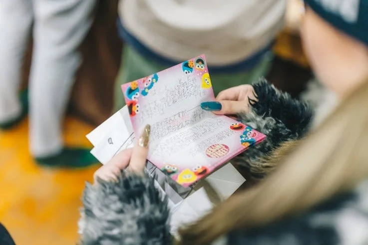 手紙を手に持つ参加者