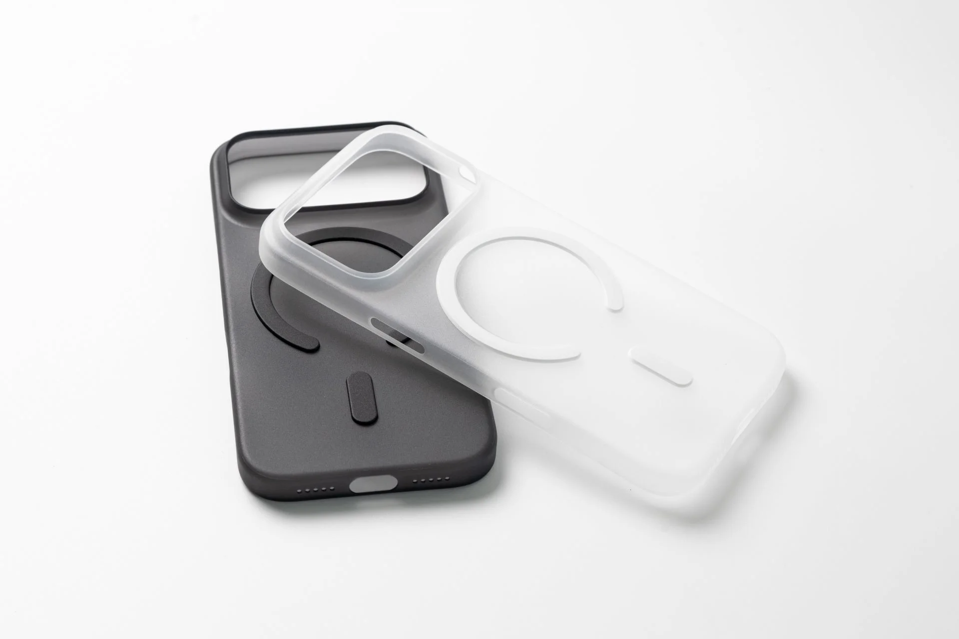 暗い色と半透明のMagSafe対応スマホケース