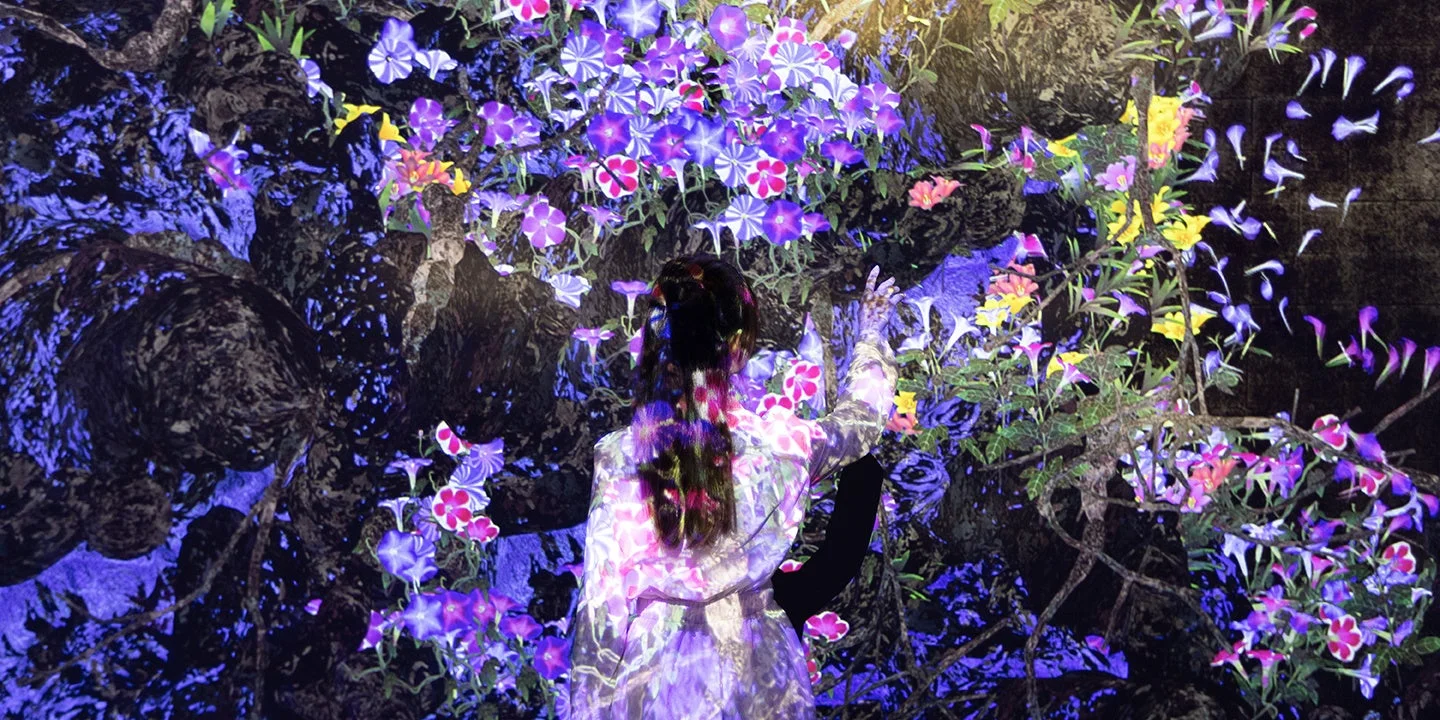 没入型デジタルアート空間に立つ人物