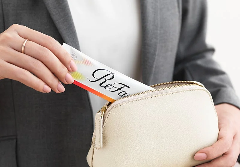 ポーチにReFa製品を入れる女性