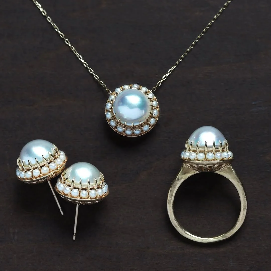 大粒の真珠を中心に小粒のパールが周囲を飾る、ゴールドのジュエリーセット
