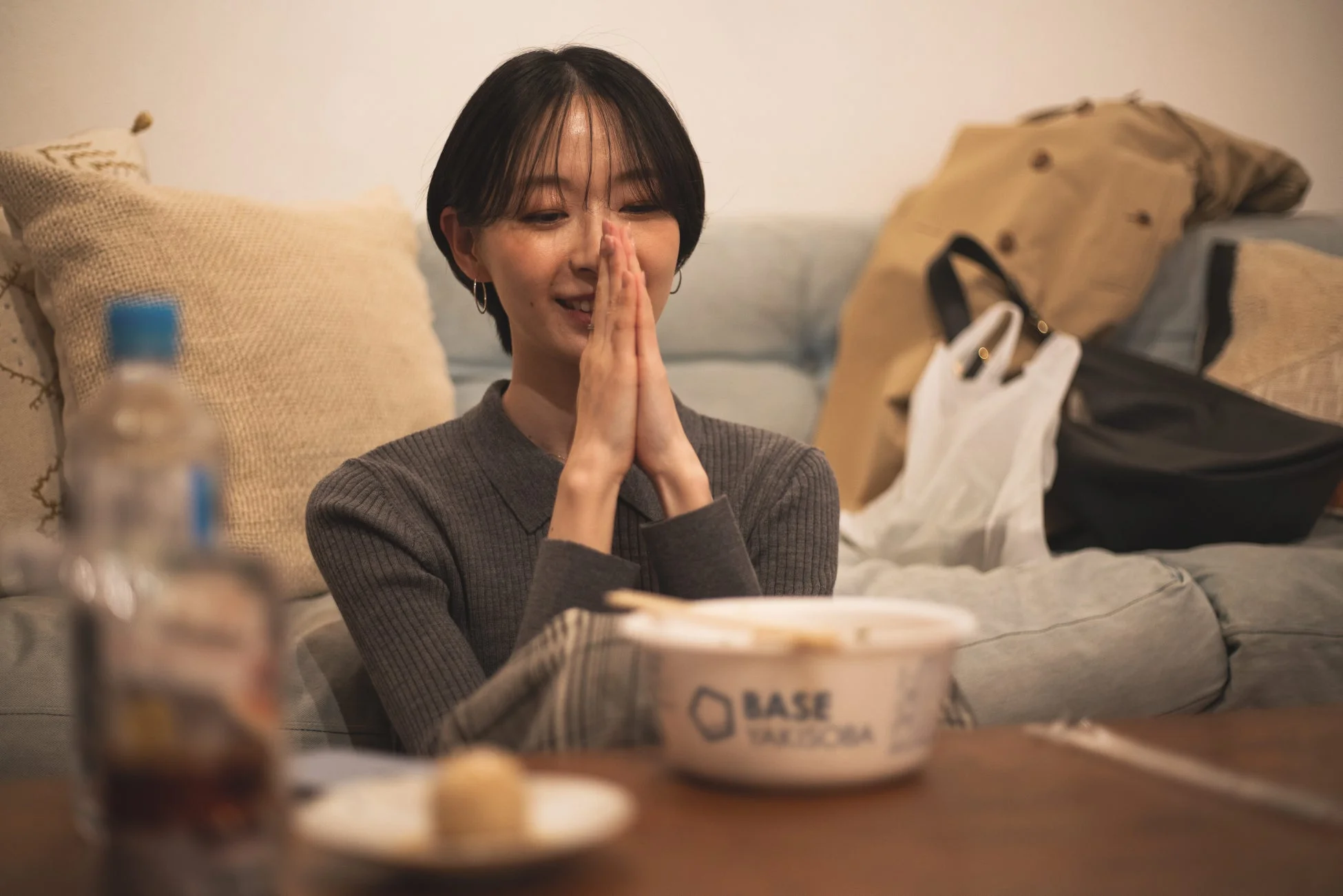 女性、笑顔、感謝、室内、食事、ヤキソバ、リラックス、短髪、アジア人、ライフスタイル、自宅