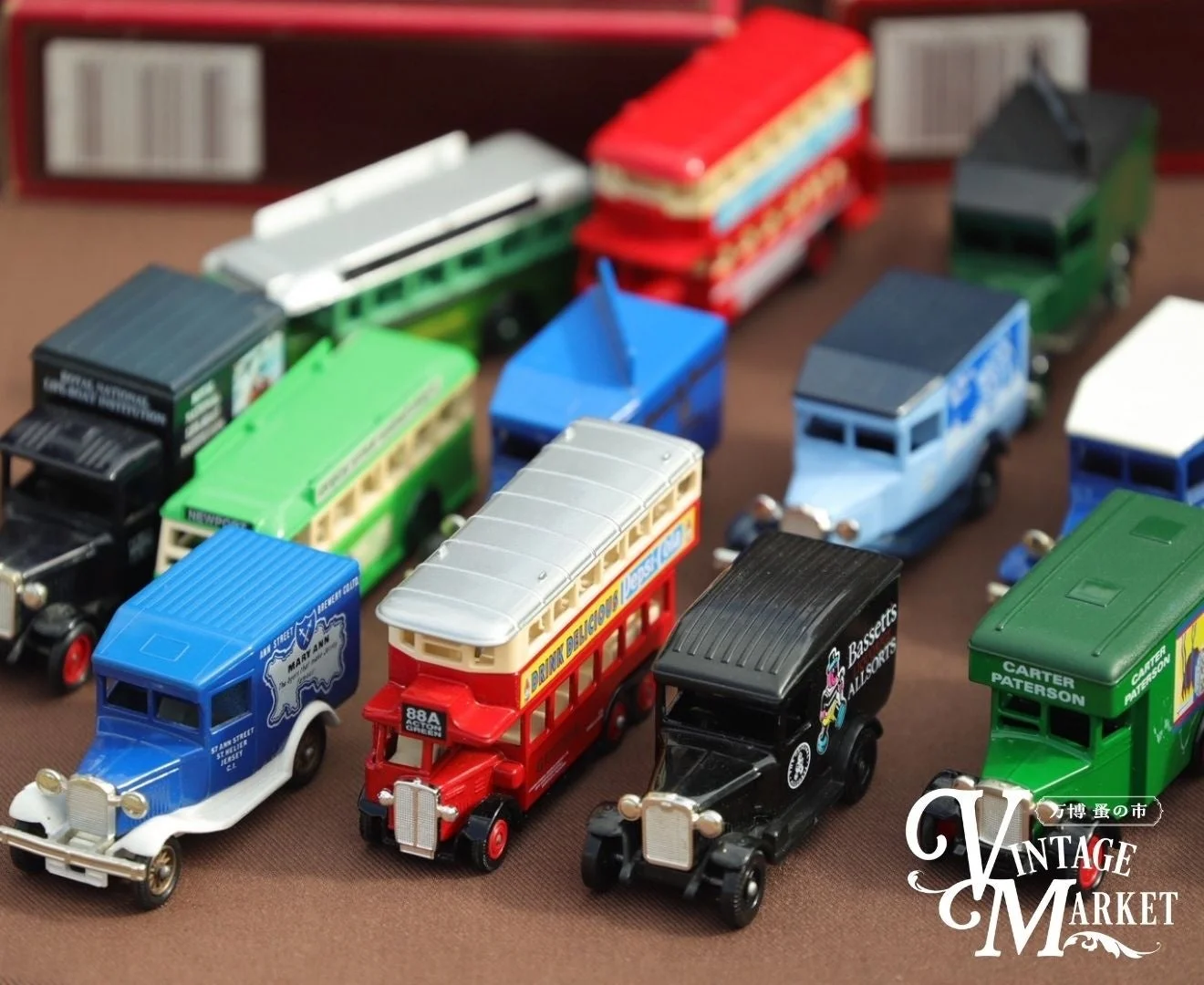 様々な色とデザインのヴィンテージ風ミニカー