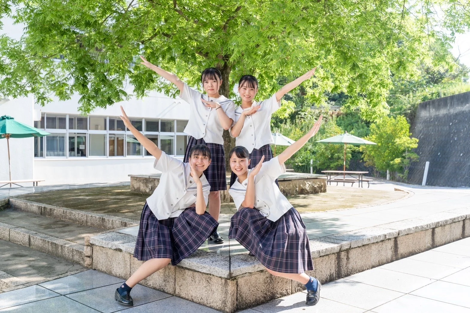 楽しそうな女子学生のボランティアチーム