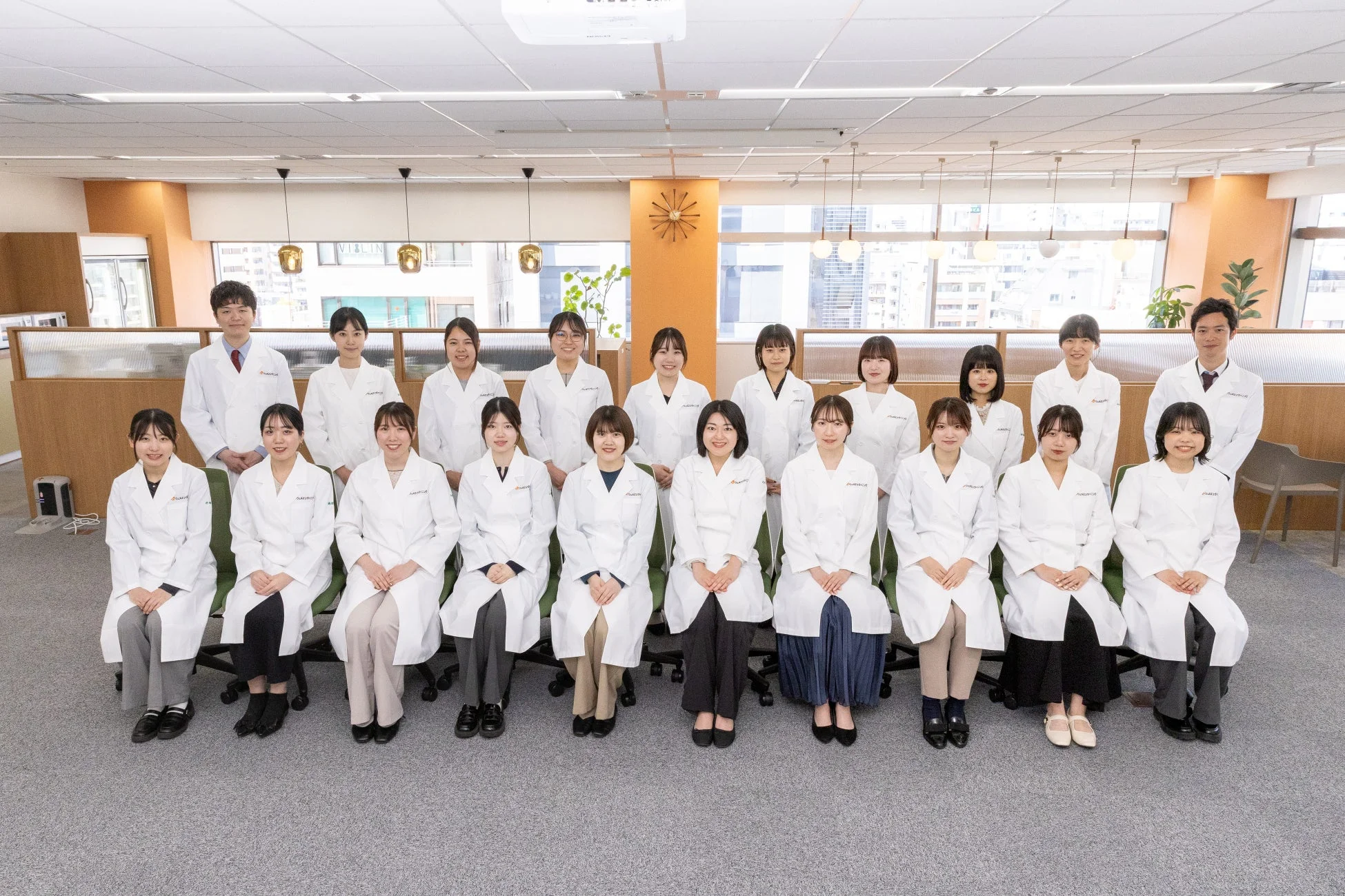 白衣を着た男女の集合写真