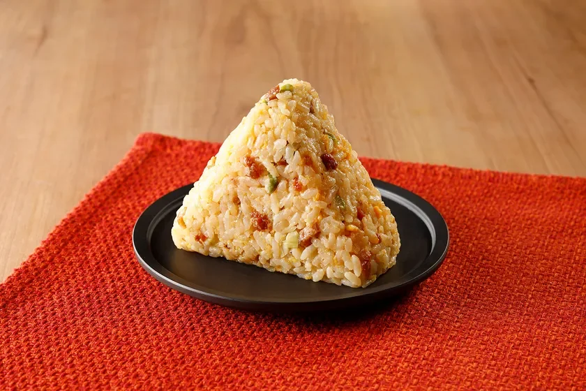 味仙名古屋駅店監修 大きなおにぎり ニンニクチャーハン