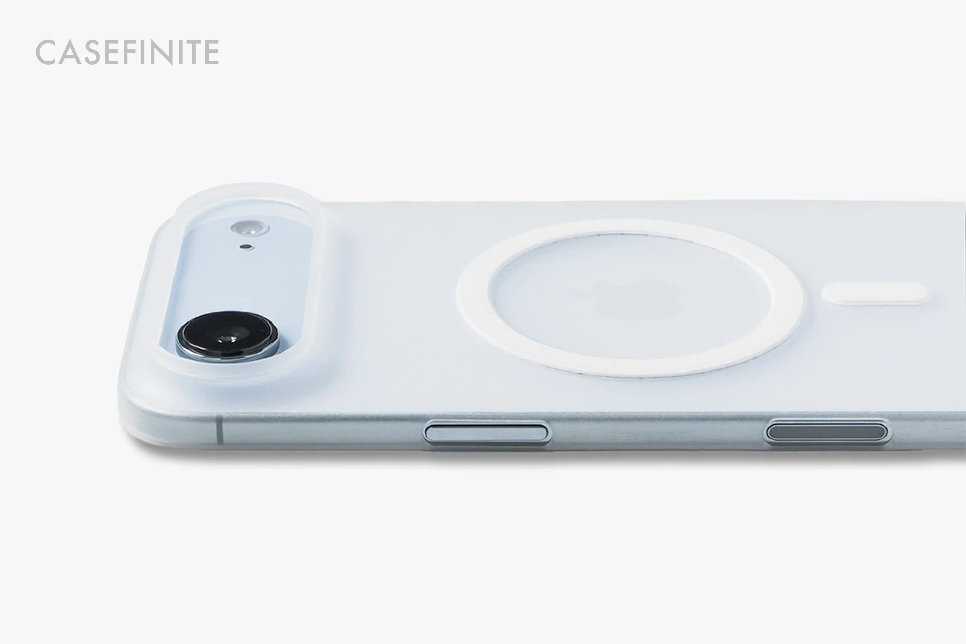 透明なスマホケースを装着したスマートフォンの背面