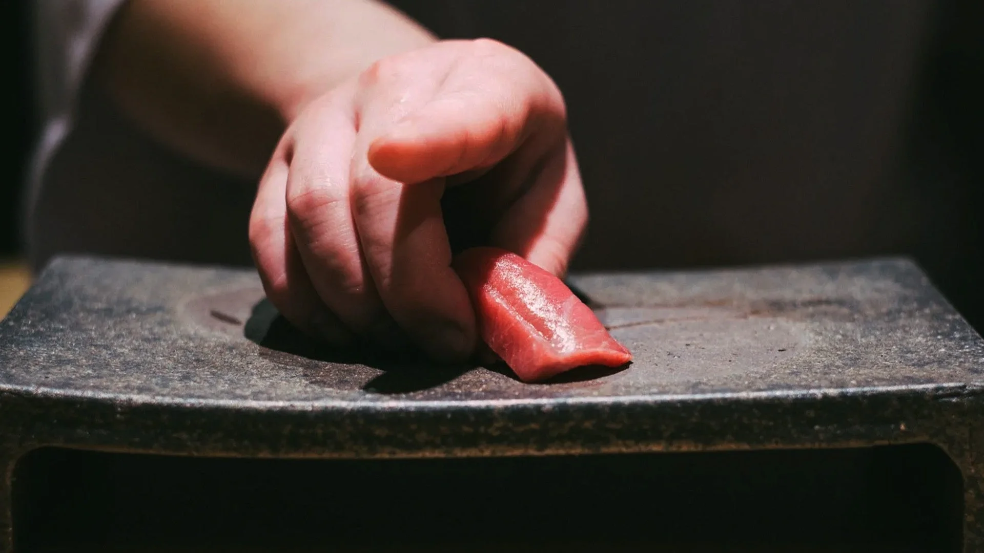 職人の手が魚を扱っている様子