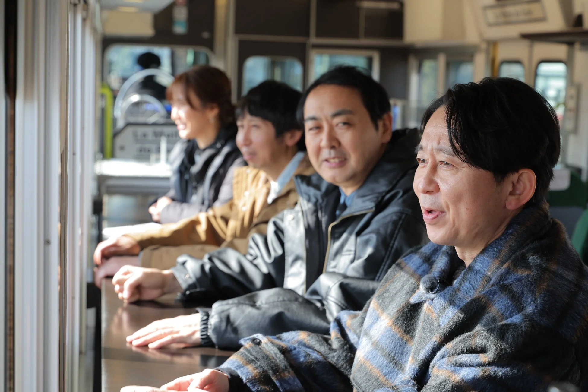 電車内で景色を楽しむ有吉さんたち