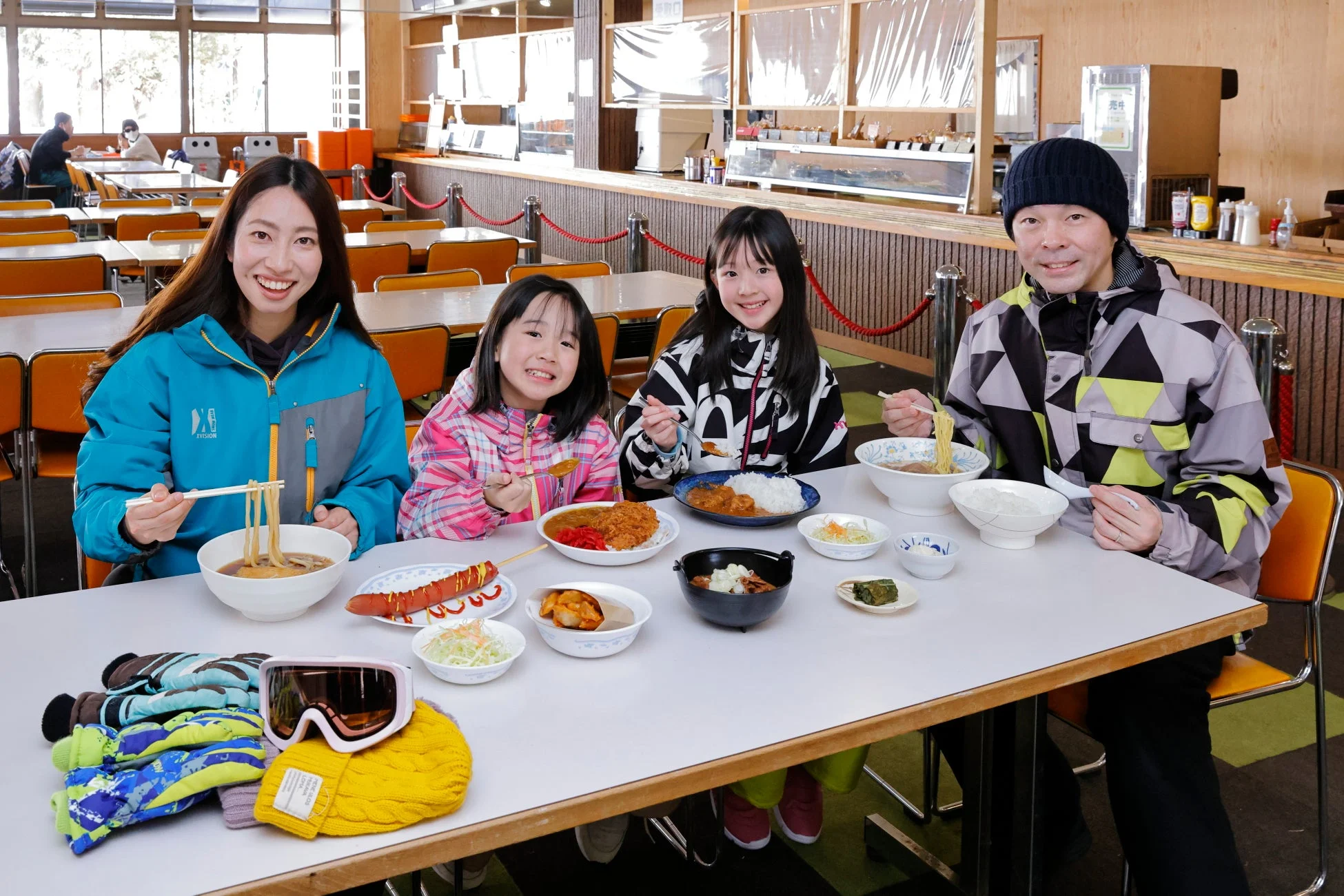 食事を楽しむ家族