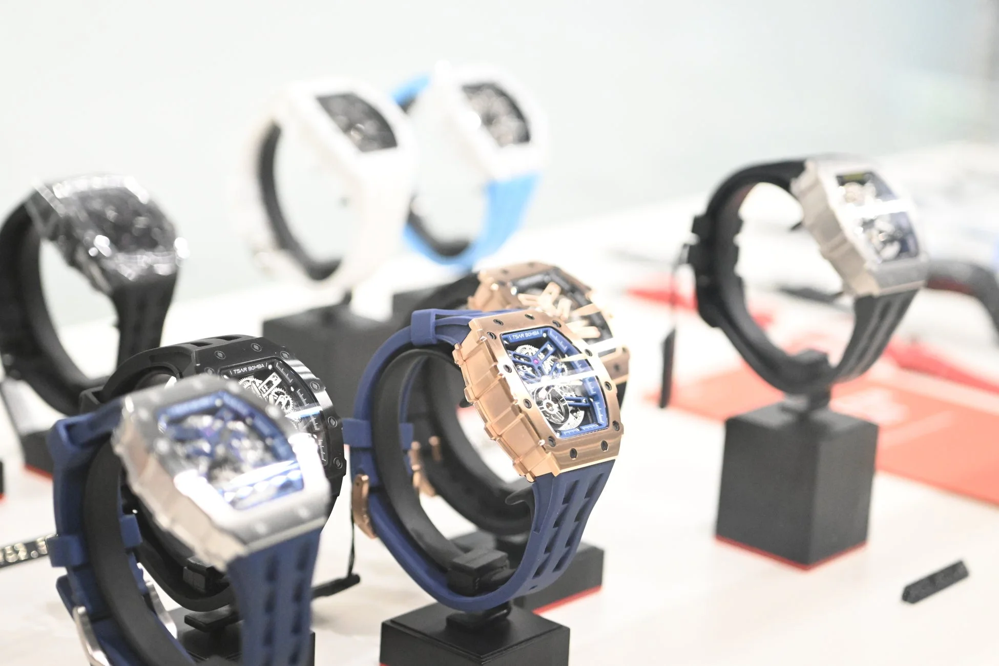 複数のTSAR BOMBA時計展示
