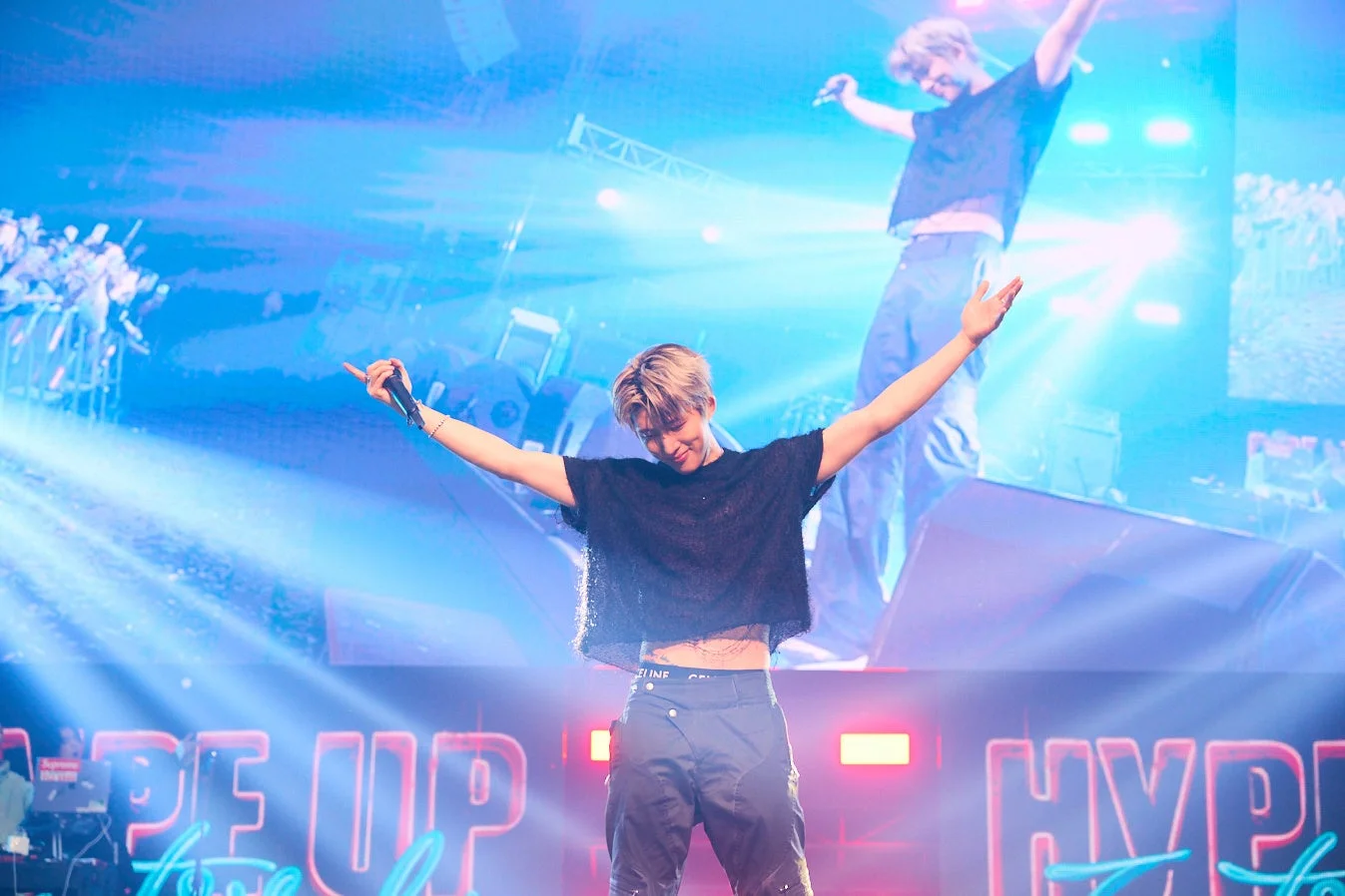 ライブステージでパフォーマンスするB.I