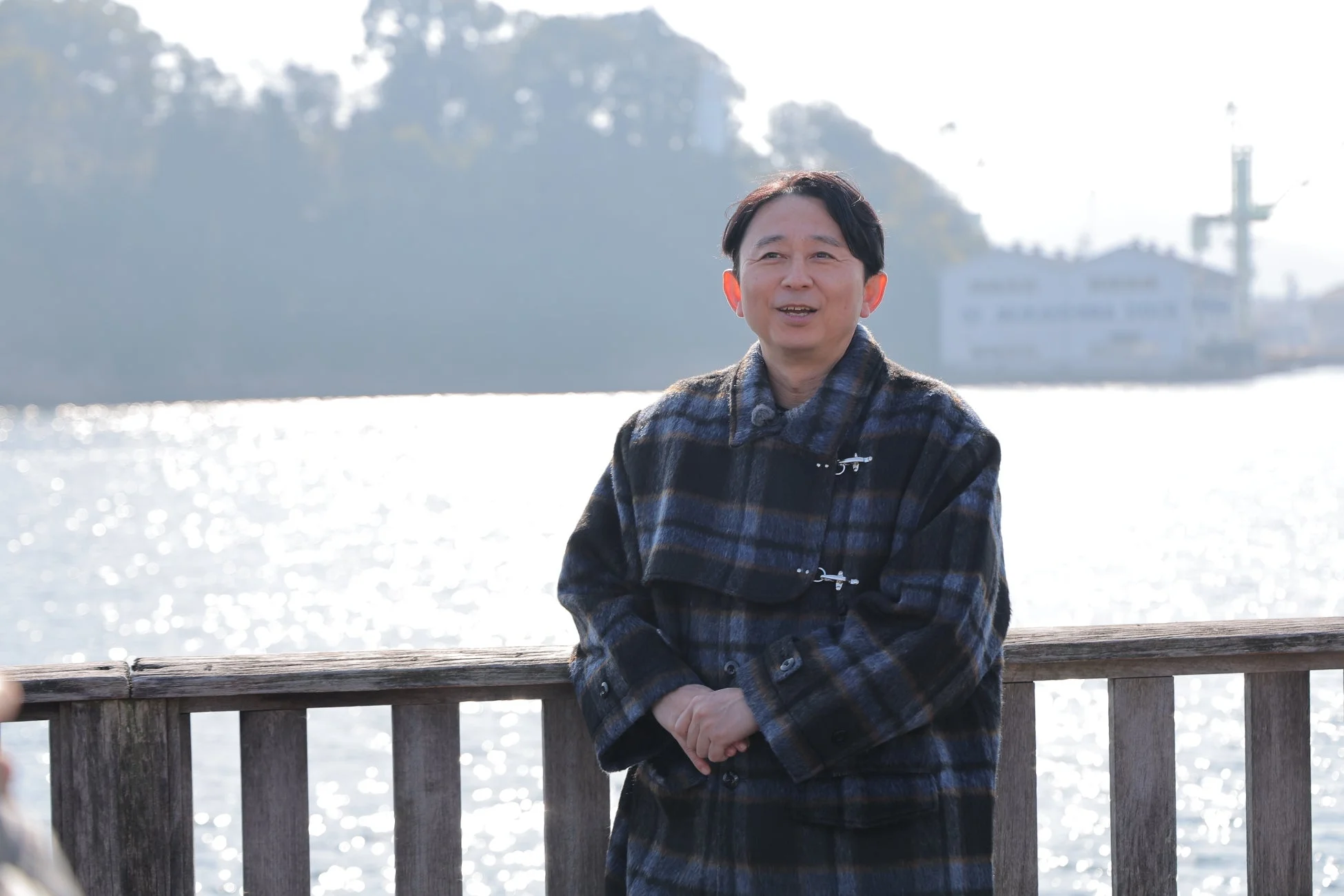 水辺で笑顔の有吉さん
