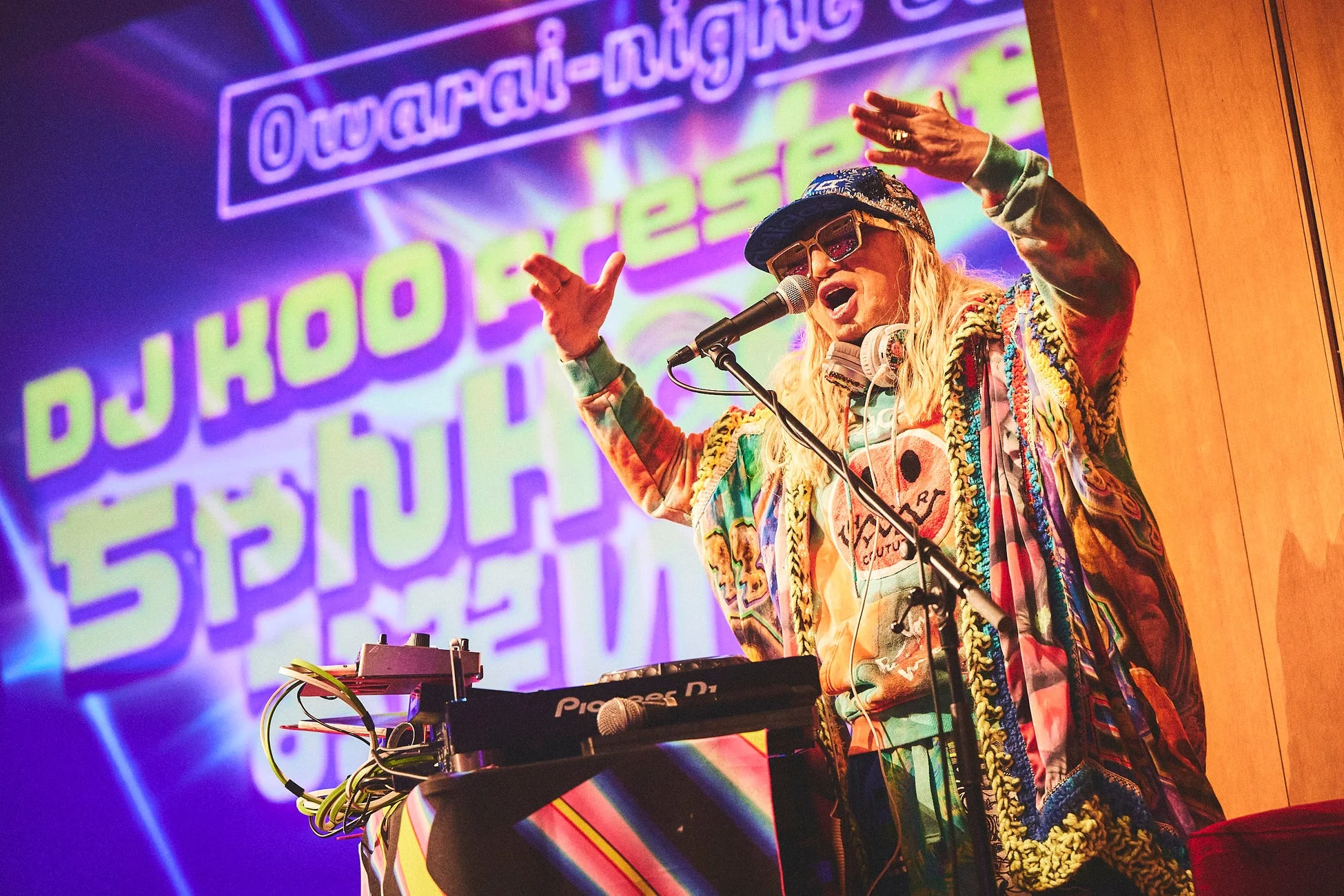 DJ KOOがステージ上でマイクを手にDJパフォーマンス