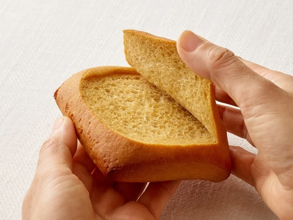 パンを手でちぎる様子